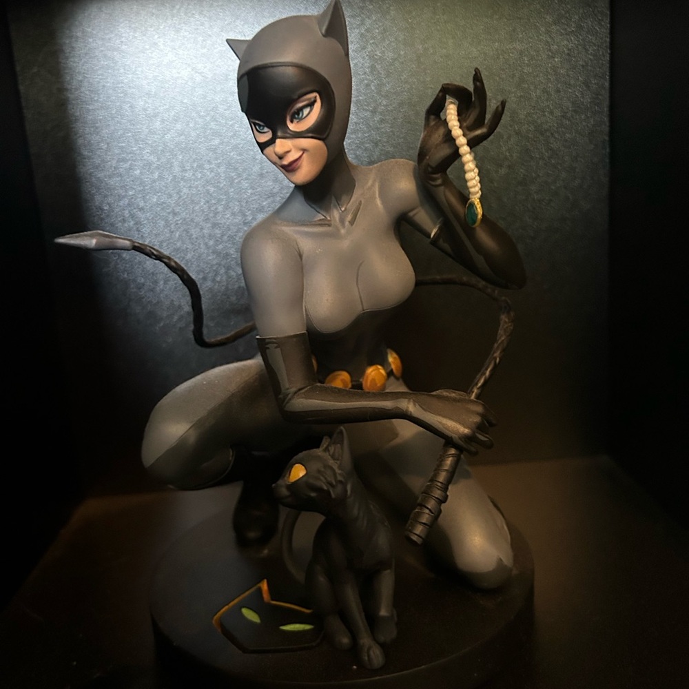 McFarlane DC Design Catwoman statue with box :) - Picture 5 of 16